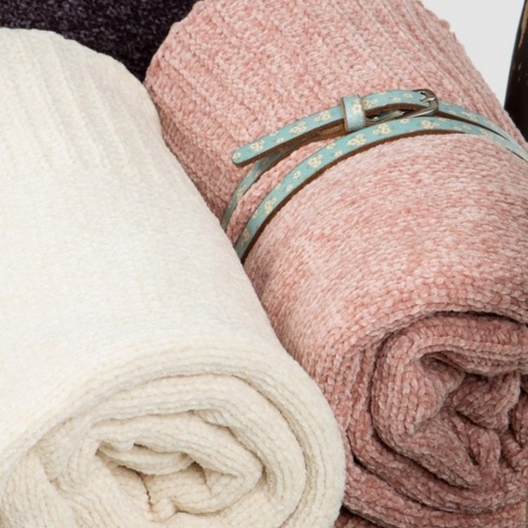 ROSE LEFT! 🎉HP Amazing chenille throw blankets - Picture 6 of 6